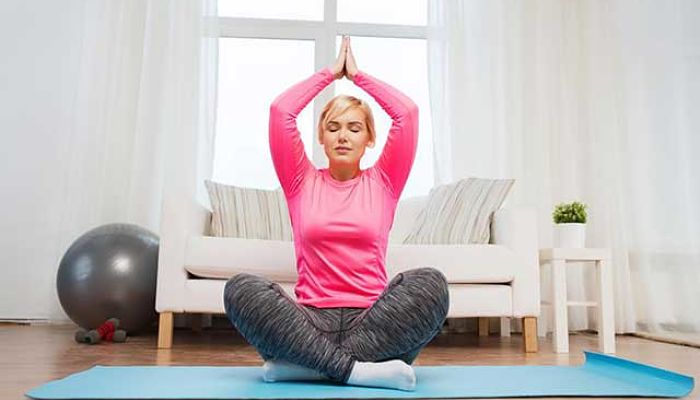 como practicar yoga en casa